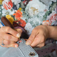 Atelier sac Bormes couteau courbe de près Atelier sac Bormes couteau courbe de près